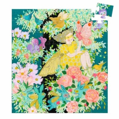 Puzzle ilustrado com fada amarela, flores rosas e borboletas cor-de-rosa em fundo azul.