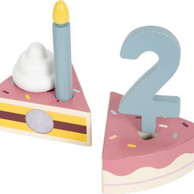 Fatia de bolo de madeira com vela e número 2