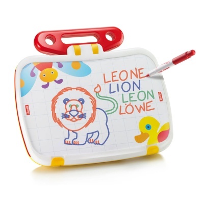 Quadro branco infantil com moldura branca e alça vermelha, com desenhos coloridos e marcador