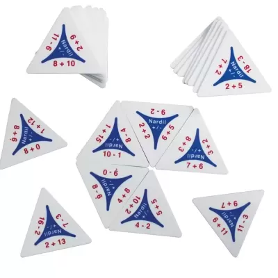 Peças triangulares brancas com números vermelhos e azuis e cálculos em fundo branco
