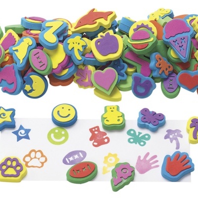 Carimbos de espuma colorida com várias formas e carimbos em papel