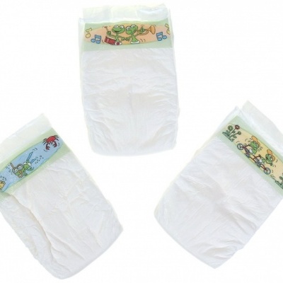 Três fraldas de bebé brancas com faixas coloridas na parte superior com desenhos animados.