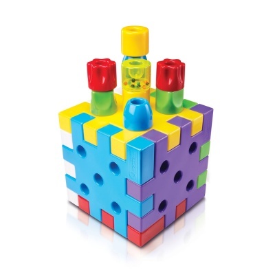 Brinquedo em forma de cubo colorido com cilindros encaixados