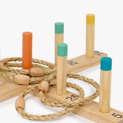 Jogo de argolas em madeira com argolas de corda e pinos coloridos