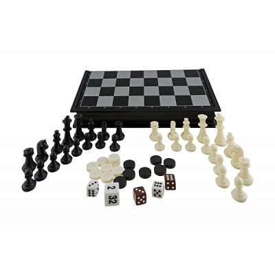 Conjunto de tabuleiro de xadrez e damas com peças e dados