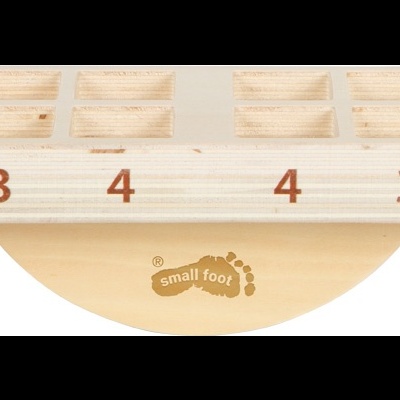Balancim de madeira natural com caixas numeradas e logotipo small foot na base