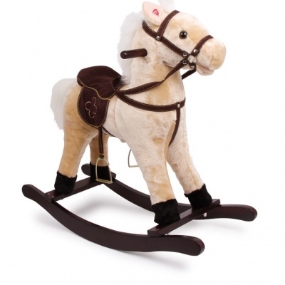 Cavalo de balanço infantil em pelúcia creme com sela e base de madeira castanha