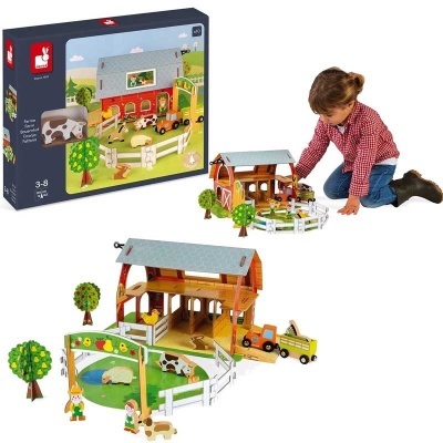 Brinquedo de quinta em madeira com celeiro, cercas, animais e crianças, e caixa de embalagem.