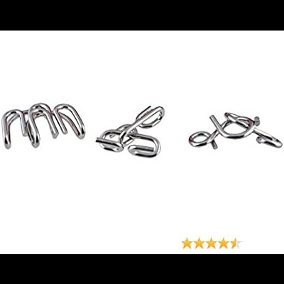 Três peças metálicas cromadas diferentes sobre fundo branco