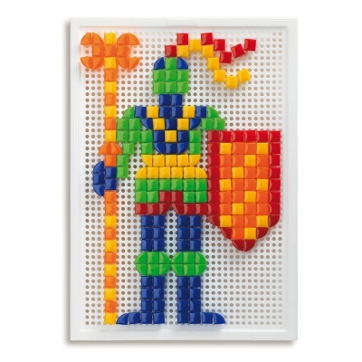 Mosaico de cavaleiro colorido com escudo e bandeira sobre base perfurada branca