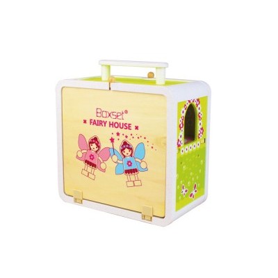 Caixa de brincar em madeira com design de casa de fadas e ilustrações coloridas