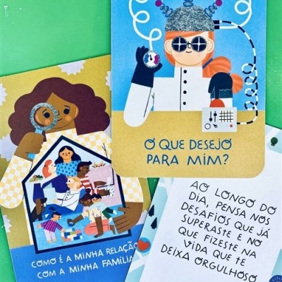 Cartas coloridas com ilustrações e texto em português para reflexão pessoal