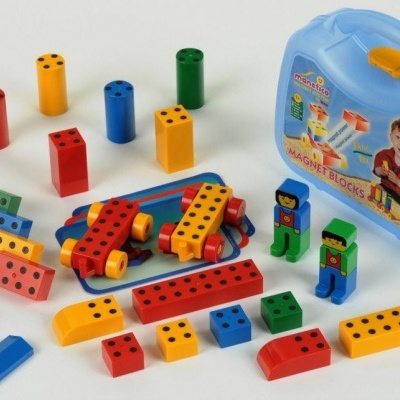 Conjunto de blocos de construção coloridos com mala azul e figuras humanas