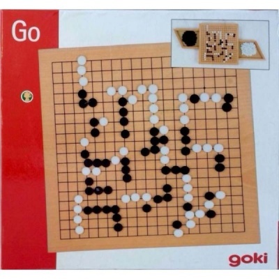 Jogo de tabuleiro Go com peças pretas e brancas em tabuleiro de madeira