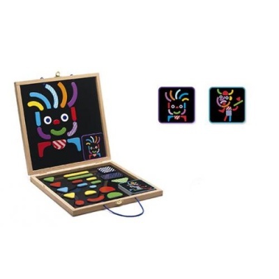 Caixa de madeira com peças coloridas para montar figuras em tabuleiro preto.