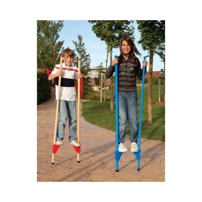 Dois jovens em andadores coloridos em área exterior verde