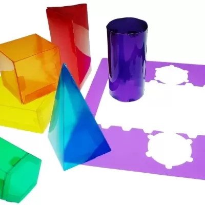 Conjunto de formas geométricas de plástico translúcido colorido