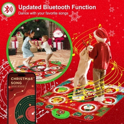 Tapete interativo de Natal vermelho com crianças e cão. 