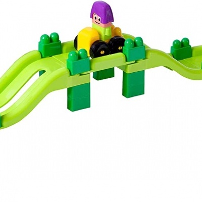 Brinquedo de estrada verde com duas figuras humanas em miniatura sentadas