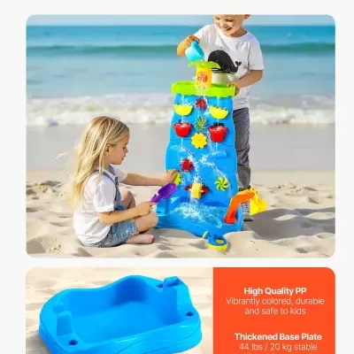 Crianças a brincar com brinquedo de água colorido na praia com texto de segurança e qualidade