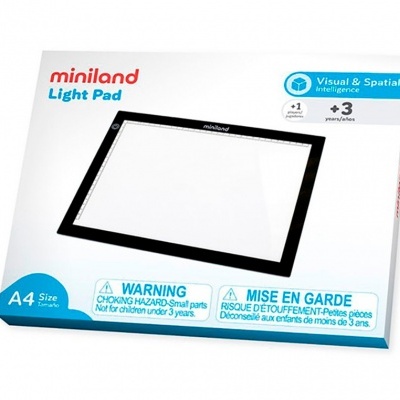 Embalagem Miniland Light Pad A4 com moldura preta e texto de aviso