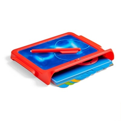 Estojo de plástico vermelho com tampa azul e caneta vermelha