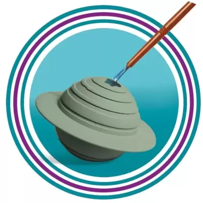 Modelo esférico de argila com pincel a aplicar tinta azul