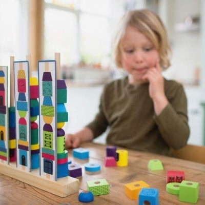 Jogo de peças de madeira coloridas com criança a brincar