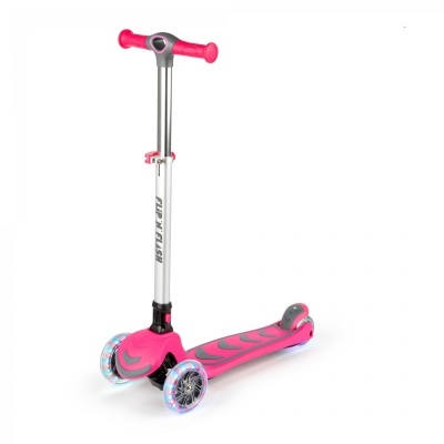 Trotinete rosa com guião prateado e rodas com luzes LED