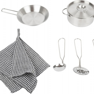 Conjunto de utensílios de cozinha com frigideira, panela, colheres de metal e pano quadriculado preto e branco