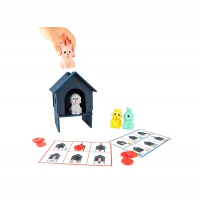 Jogo de tabuleiro com animais coloridos, casinha azul e fichas vermelhas num fundo branco