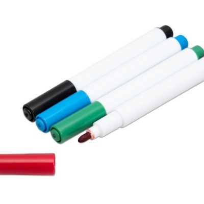 Conjunto de quatro marcadores para quadro branco com tampas vermelha, verde, azul e preta, um aberto com tampa ao lado