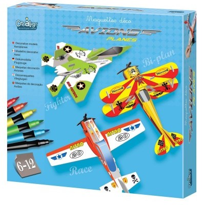 Caixa azul com maquetes de aviões coloridos e marcadores