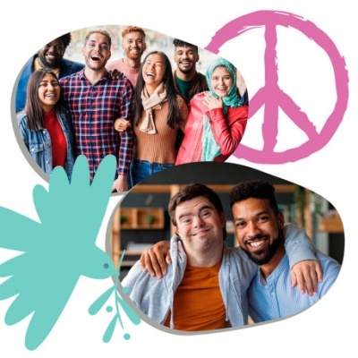 Duas fotografias circulares de grupos de pessoas sorridentes com símbolos de paz e ramo verde.