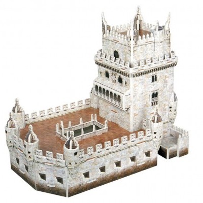 Maquete de castelo em material que parece madeira pintada com textura de pedra