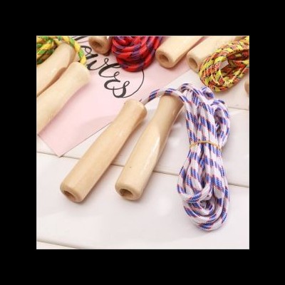 Corda de saltar com pega de madeira e cordão riscado colorido