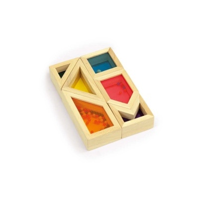 peças de montar em madeira coloridas com texturas variadas em fundo branco