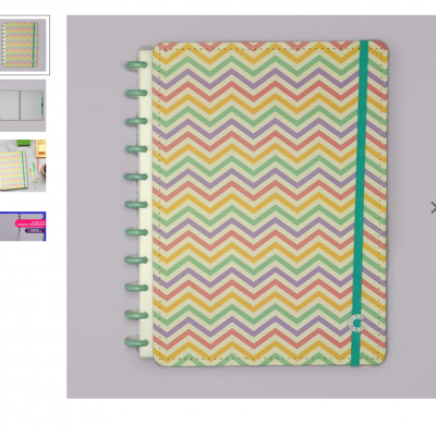 Caderno com capa reciclável com padrão ziguezague em cores pastel e fecho elástico verde
