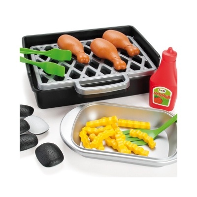 Brinquedo de grelha com pernas de frango, batatas fritas, pinças verdes e frasco de ketchup vermelho