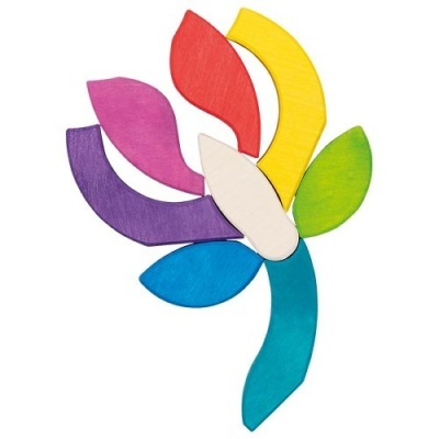 Peça decorativa em madeira com pétalas coloridas