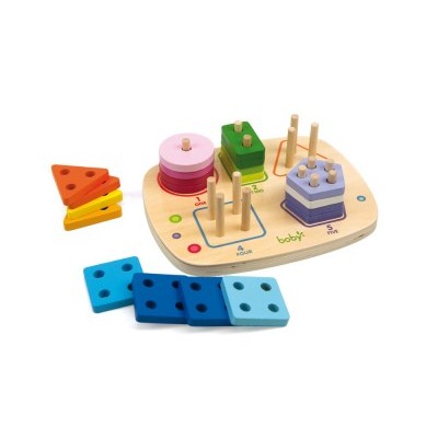 Brinquedo educativo de madeira com formas coloridas para empilhar e base clara com cinco suportes.