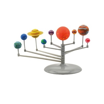 Modelo do sistema solar com planetas coloridos suspensos em braços prateados com base cinzenta