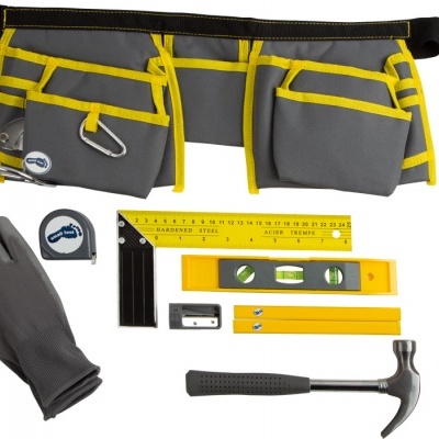 Conjunto de ferramentas com cinto, luvas, óculos, martelo e outros acessórios