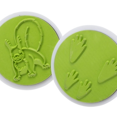 Dois carimbos verdes com desenhos em relevo, um com esquilo e outro com pegadas