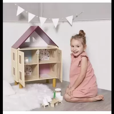 Casa de bonecas de madeira com menina a brincar