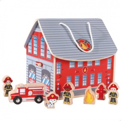 Brinquedo infantil de madeira com tema de bombeiros, destacando casa, veículo e bonecos.