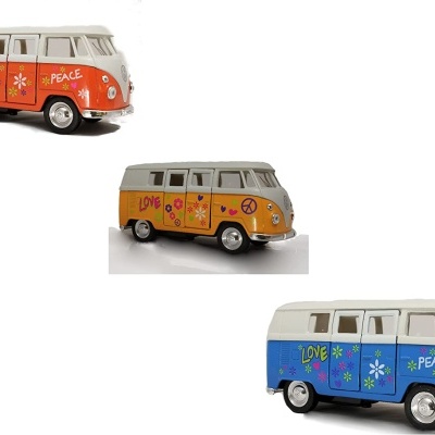 Miniaturas de carrinhas Volkswagen decoradas com temas de paz e amor