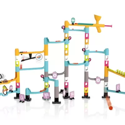 Brinquedo de pista de rolamentos modular colorido com bolas laranja e sinais decorativos