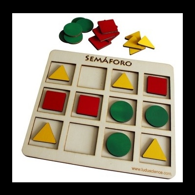 Tabuleiro de madeira com peças geométricas vermelhas, amarelas e verdes para jogo chamado SEMÁFORO.