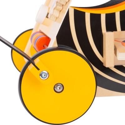 Carrinho de madeira com rodas amarelas e padrão preto e branco